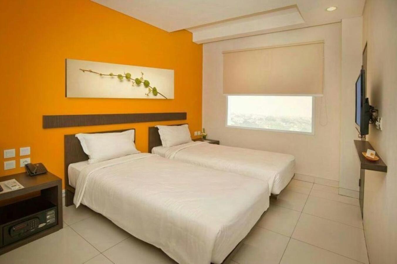 V Hotel Tebet Jakarta Exterior foto